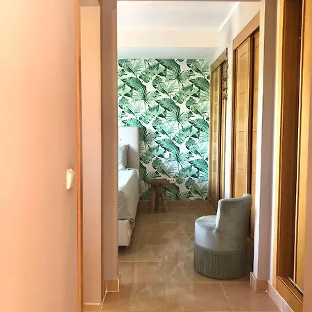 Spacious Beachfront Penthouse Apartman *